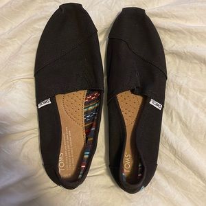 Black TOMS